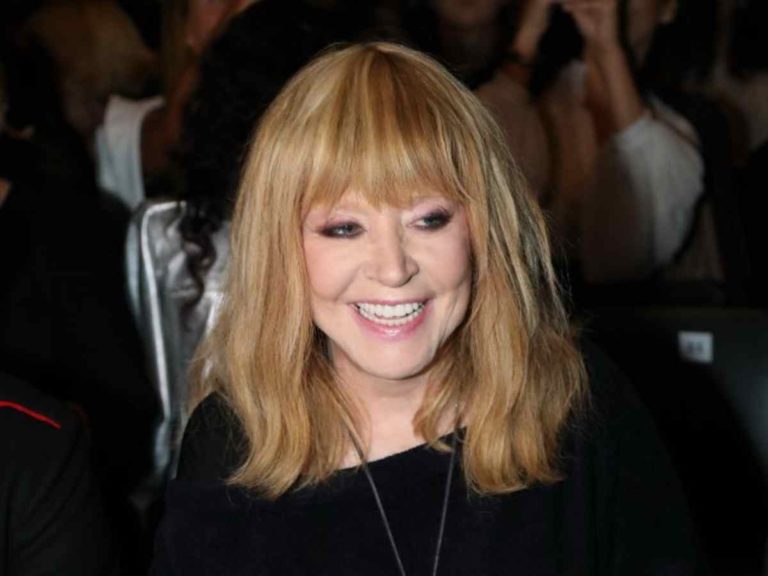 Ол оны қабырғаға қысып, юбкасын көтеріп, порноға кірді.