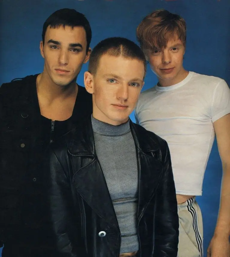 Әйелдің кискасындағы пениспен жыныстық қатынастың қарындаш суреттері