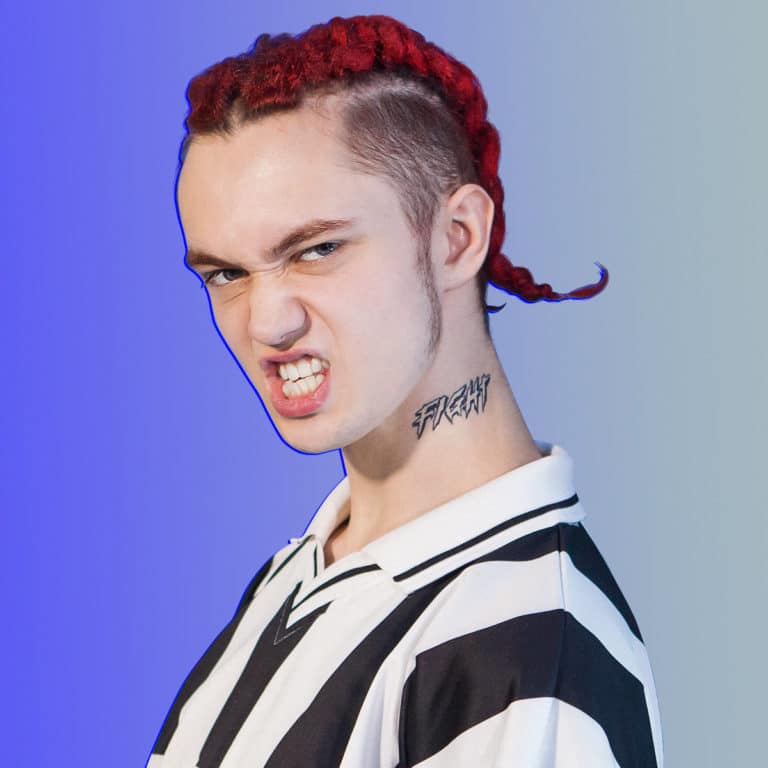 Екі пикапшы жігіттерді алып кетеді