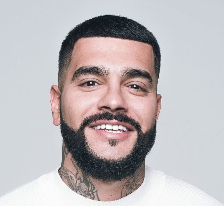 Максим тобының әншісі минет жасайды.