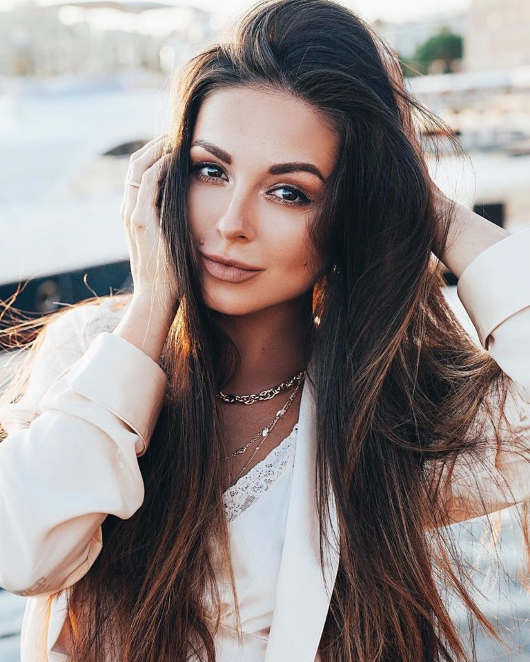 Нюша: әншінің жалаңаш суреті