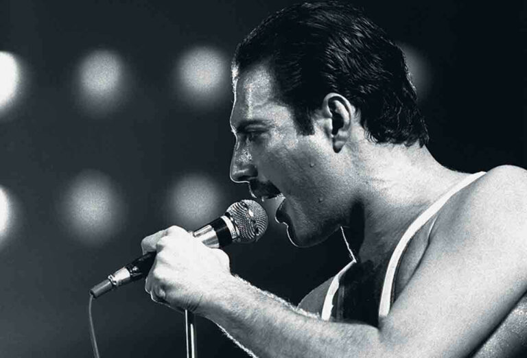 Көптеген ер адамдар оның ұялы телефонына кіреді