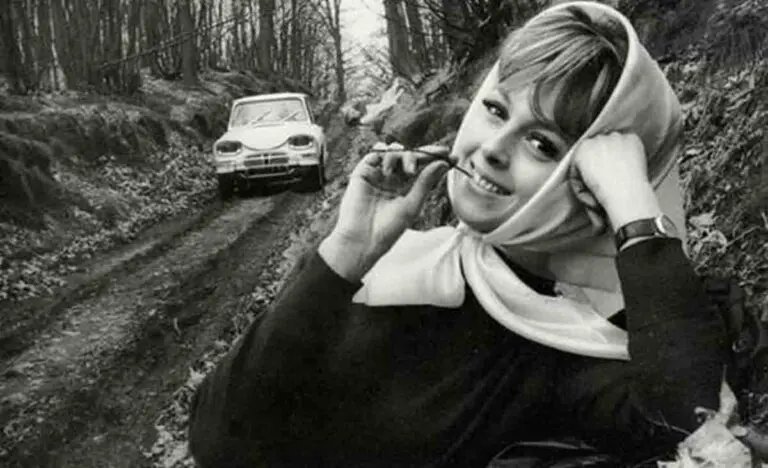 Ninaning yalangoch fotosurati Ninaning yalangoch fotosurati