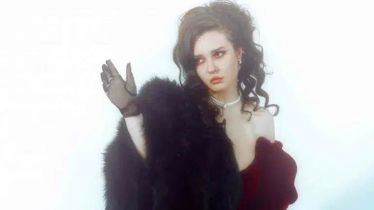 Жалаңаш Маша Вебер Таңқаларлық Брэнди Лав ауызша секс алады және ыстық жігітпен трахает