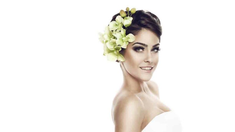 Жасырын камера түсіріп жатқанда, қыз мастурбация жасайды.