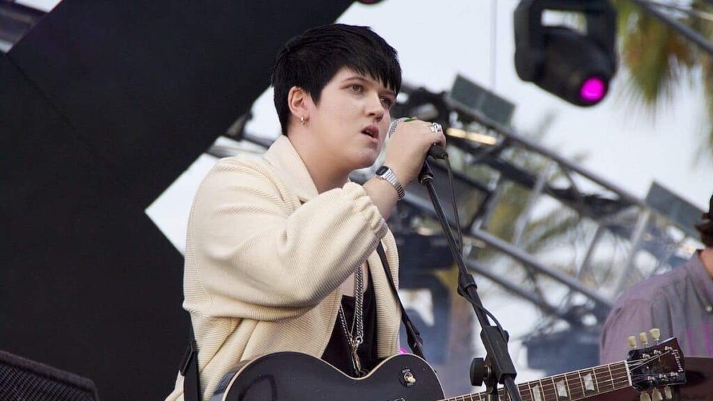 Romy Madley Croft biography portrait — performing with The xx at Coachella 2010.