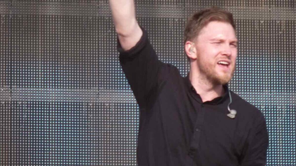 Konstantin Rethwisch biography portrait — performing live on stage with Stanfour.